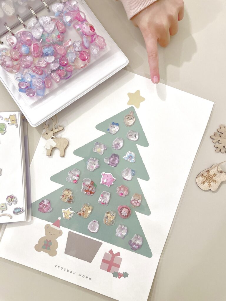 ボンボンドロップシールを貼ったアドベントカレンダー
